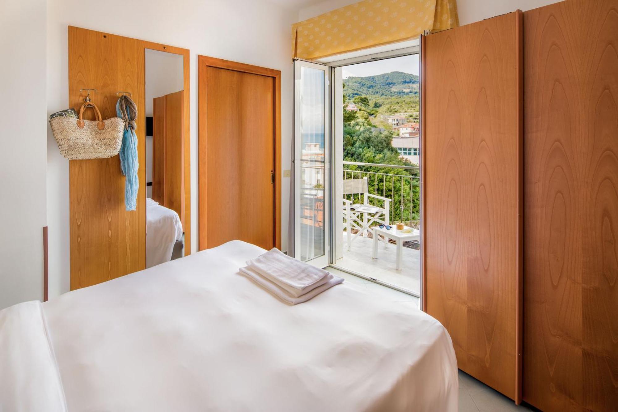 Hotel Tritone Laigueglia Exterior foto